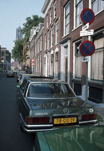 117644 Afbeelding van geparkeerde auto's langs de Lange Nieuwstraat te Utrecht.